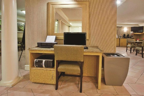 La Quinta Inn & Suites by Wyndham Savannah Midtown image 1