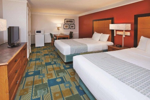 La Quinta Inn & Suites by Wyndham Savannah Midtown image 11