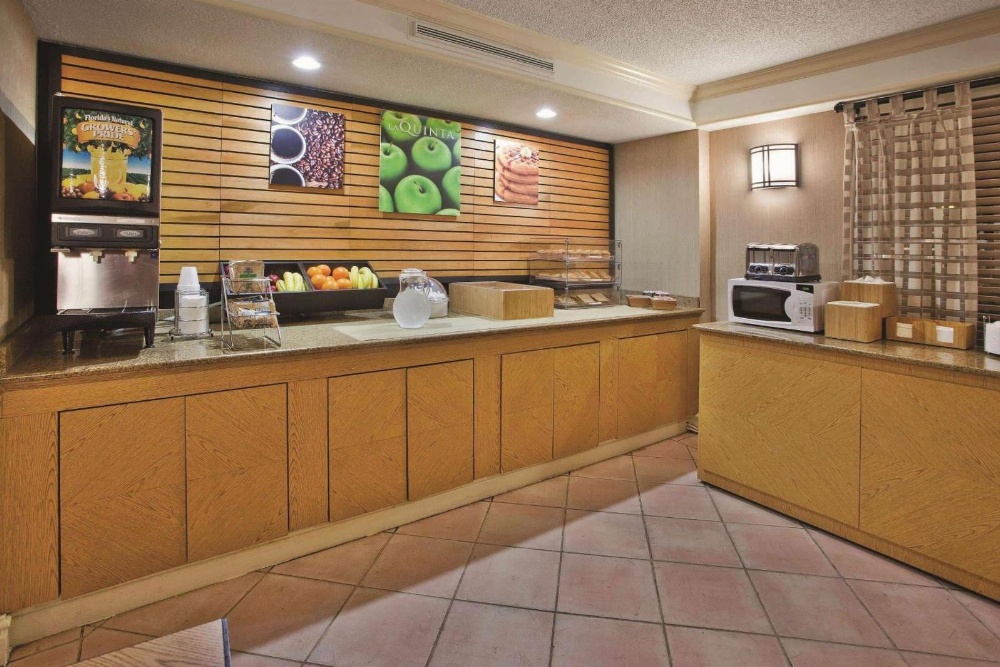 La Quinta Inn & Suites by Wyndham Savannah Midtown Main image