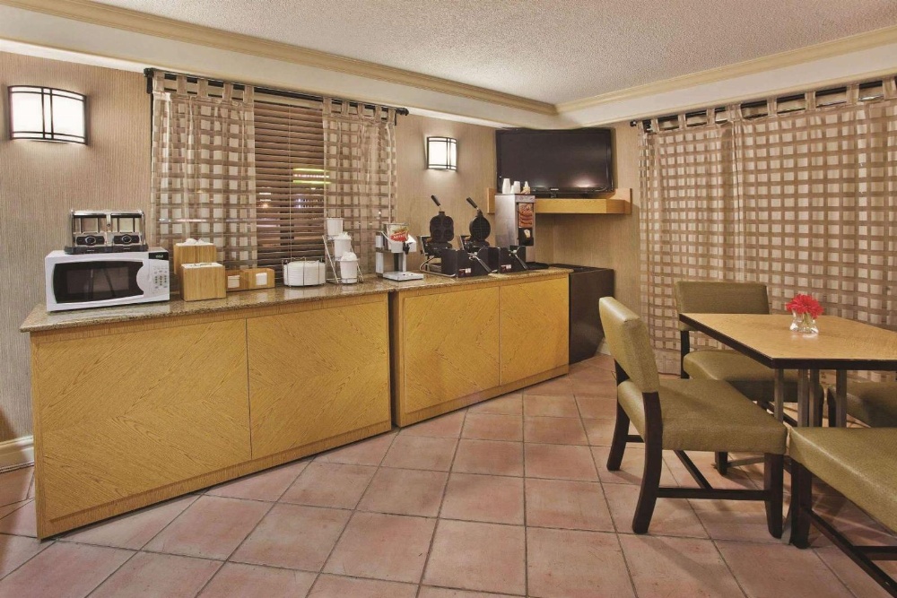 La Quinta Inn & Suites by Wyndham Savannah Midtown Main image