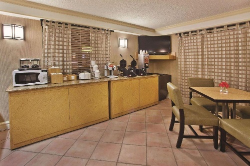 La Quinta Inn & Suites by Wyndham Savannah Midtown image 3