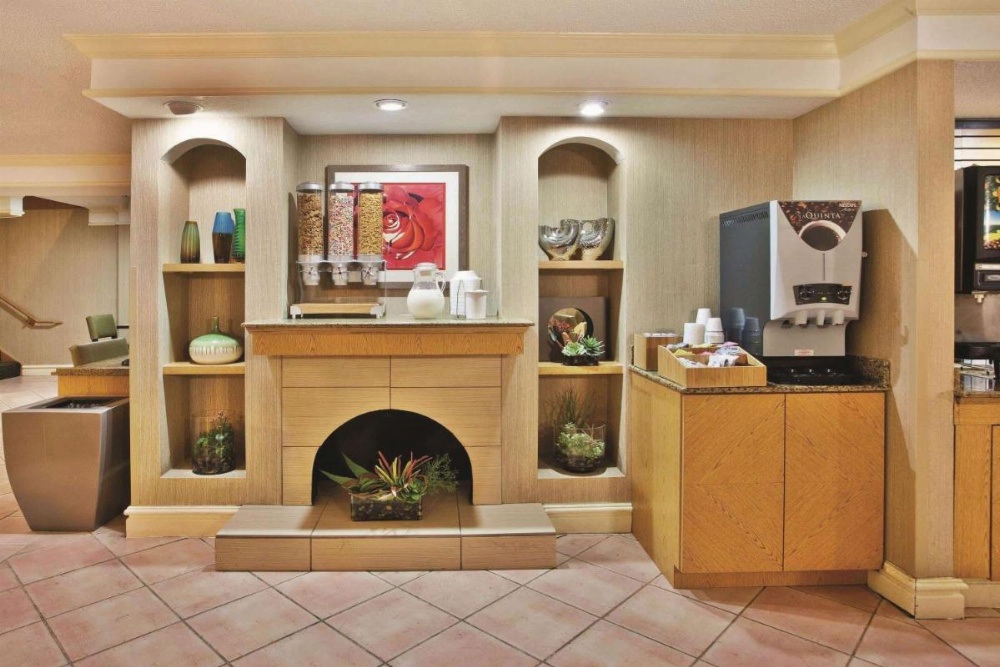 La Quinta Inn & Suites by Wyndham Savannah Midtown Image 6