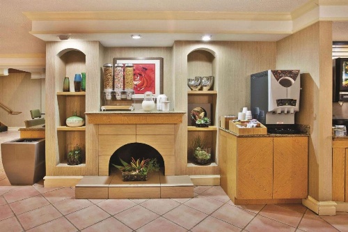 La Quinta Inn & Suites by Wyndham Savannah Midtown image 6