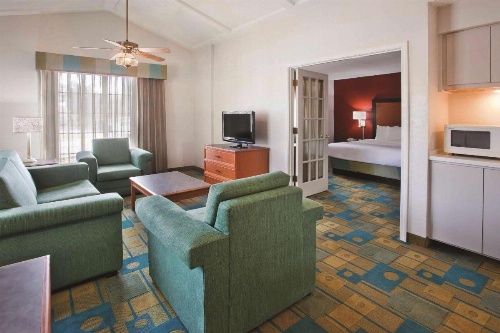 La Quinta Inn & Suites by Wyndham Savannah Midtown image 8