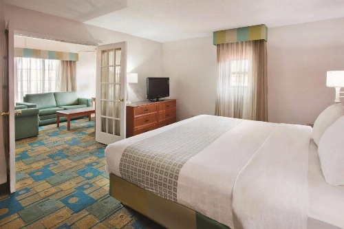 La Quinta Inn & Suites by Wyndham Savannah Midtown image 9